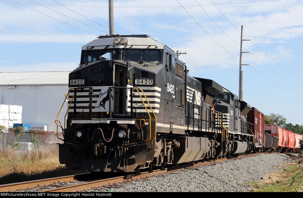 NS 8420 & 7268 bring CLNA train 321 into town